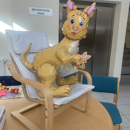 Bild enthält, Furniture, Chair, Person, Face, Head