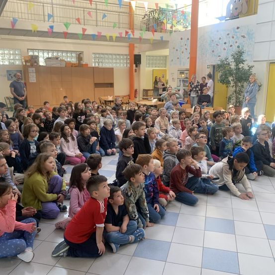 Bild enthält, People, Person, Child, Female, Girl, Boy, Male, Shoe, School, Face