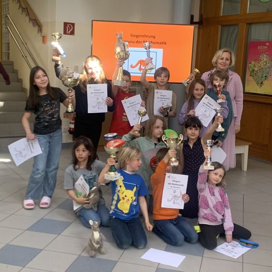 Bild enthält, Pants, Person, Photography, Portrait, Floor, Flooring, People, Jeans, Child, Female