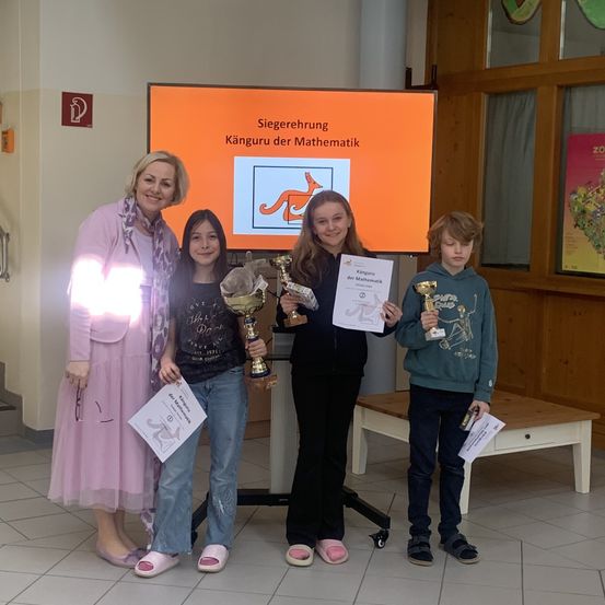 Bild enthält, Pants, Person, Photography, Portrait, Floor, People, Flooring, Lighting, Adult, Woman