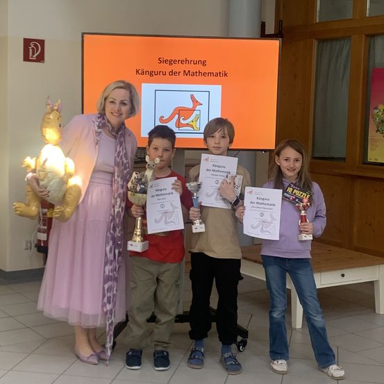 Bild enthält, Pants, Person, Photography, Portrait, Floor, People, Flooring, Jeans, Female, Teen