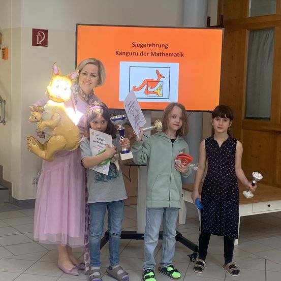 Bild enthält, Pants, Person, Portrait, Shoe, Costume, Adult, Female, Woman, People, Floor