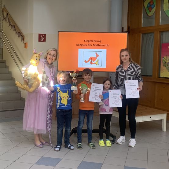 Bild enthält, Pants, Person, Photography, Portrait, Floor, Flooring, Staircase, Lighting, People, Jeans