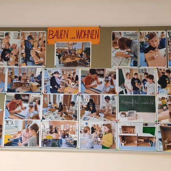 Eine Collage von Fotos zeigt Kinder bei verschiedenen Aktivitäten. Einige bauen mit Karton, andere zeichnen auf einer Tafel. Der Titel 'Bauen und Wohnen' ist prominent angebracht.