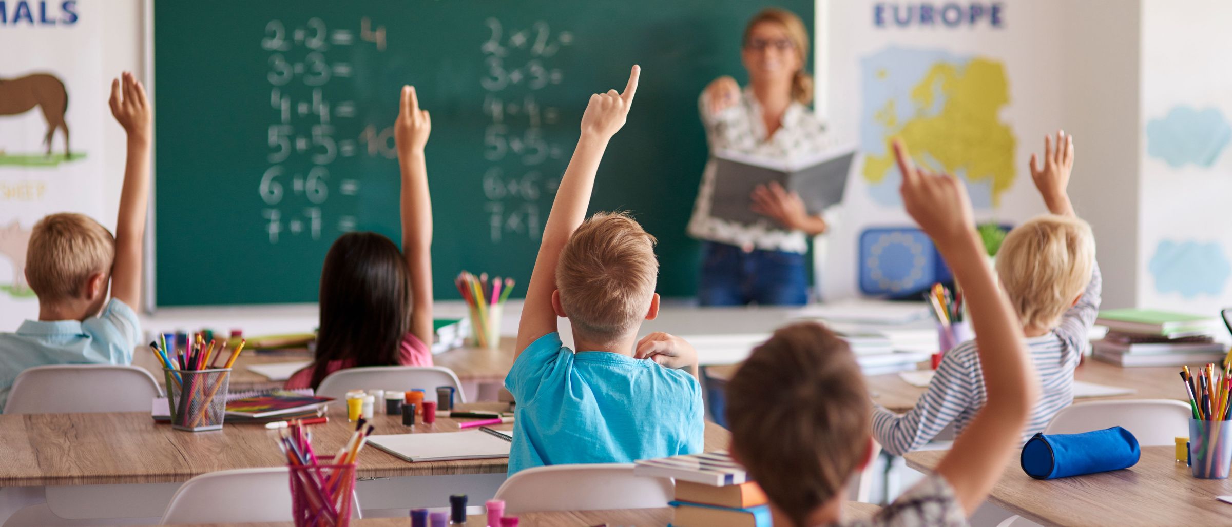 Bild enthält, Person, Student, Boy, Child, Male, Female, Girl, Face, Head, Handbag