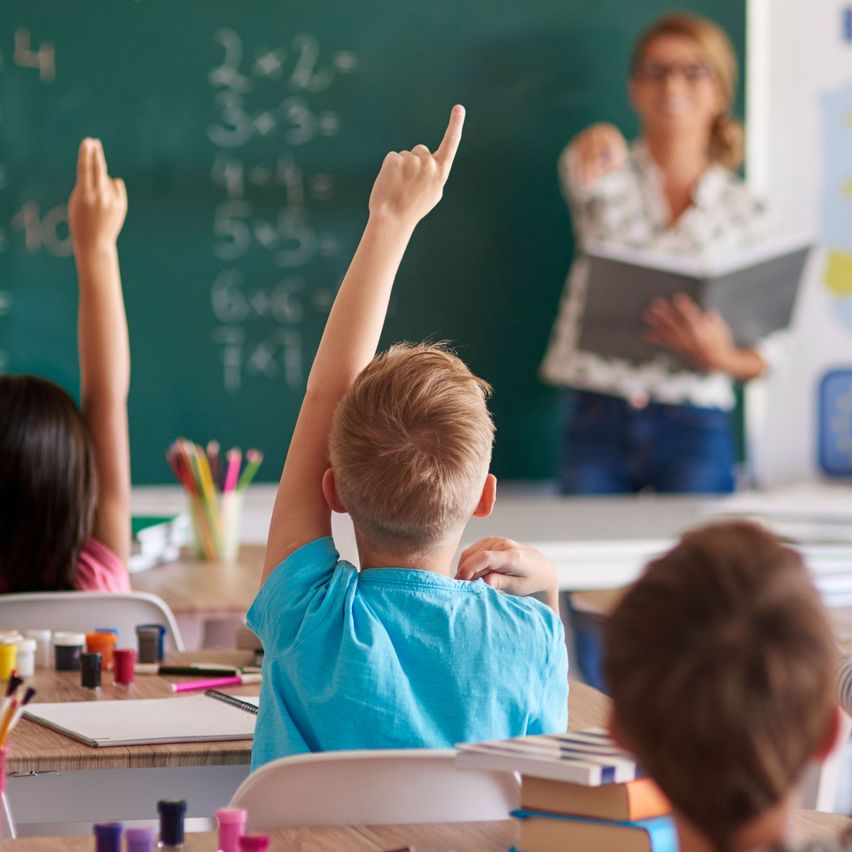 Bild enthält, Person, Student, Boy, Child, Male, Female, Girl, Face, Head, Handbag