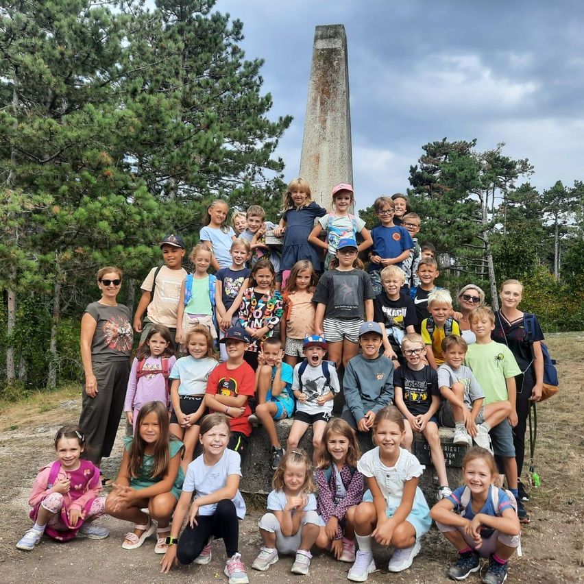Bild enthält, People, Person, Vegetation, Nature, Outdoors, Park, Child, Female, Girl, Shoe