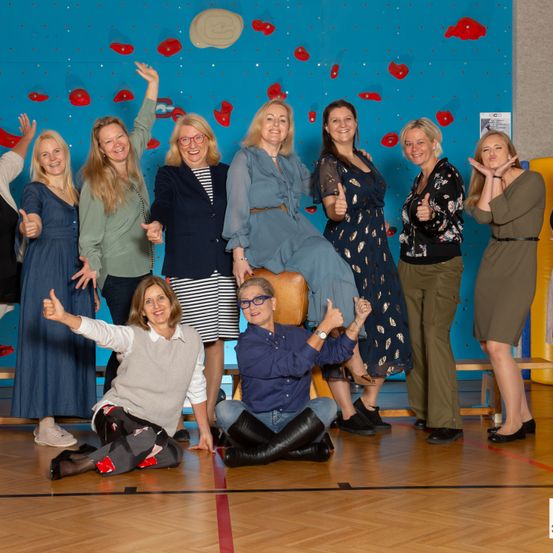 Bild enthält, Floor, Flooring, Wood, Hardwood, Adult, Female, Person, Woman, Dress, People