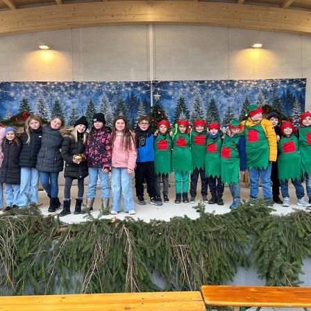 Bild enthält, Jeans, Pants, Coat, Jacket, Groupshot, Person, Shoe, Face, Festival, Outdoors