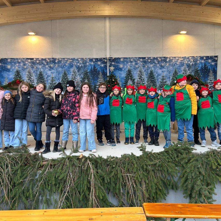 Bild enthält, Jeans, Pants, Coat, Jacket, Groupshot, Person, Shoe, Face, Festival, Outdoors