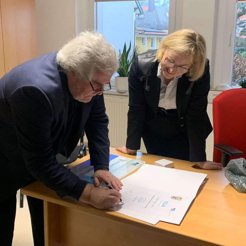 Bild enthält, Adult, Female, Person, Woman, Male, Man, Text, Face, Head