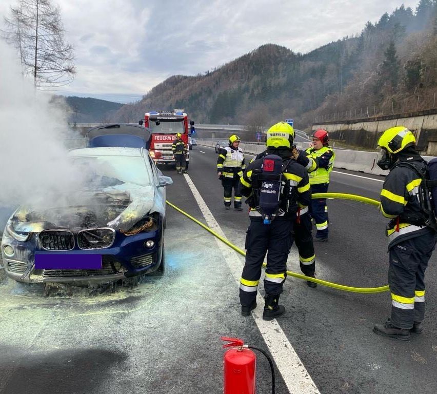 Bild enthält, Adult, Male, Man, Person, Car, Vehicle, Fire, Helmet