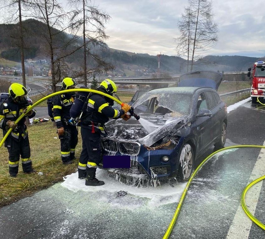 Bild enthält, Adult, Male, Man, Person, Car, Car Wash, Vehicle, Truck, Wheel, Helmet