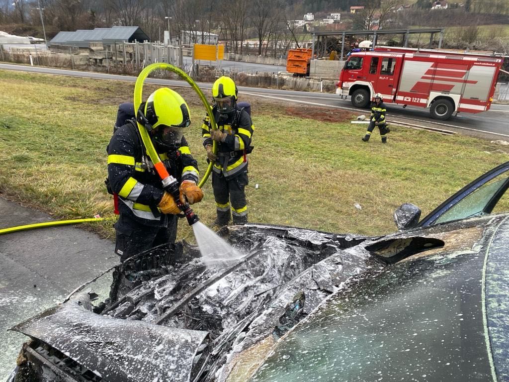 Bild enthält, Adult, Male, Man, Person, Helmet, Truck, Vehicle, Wheel, Fire, Car