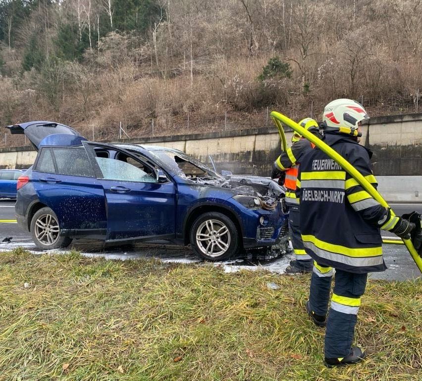 Bild enthält, Helmet, Car, Vehicle, Boy, Child, Male, Person, Adult, Man, Wheel