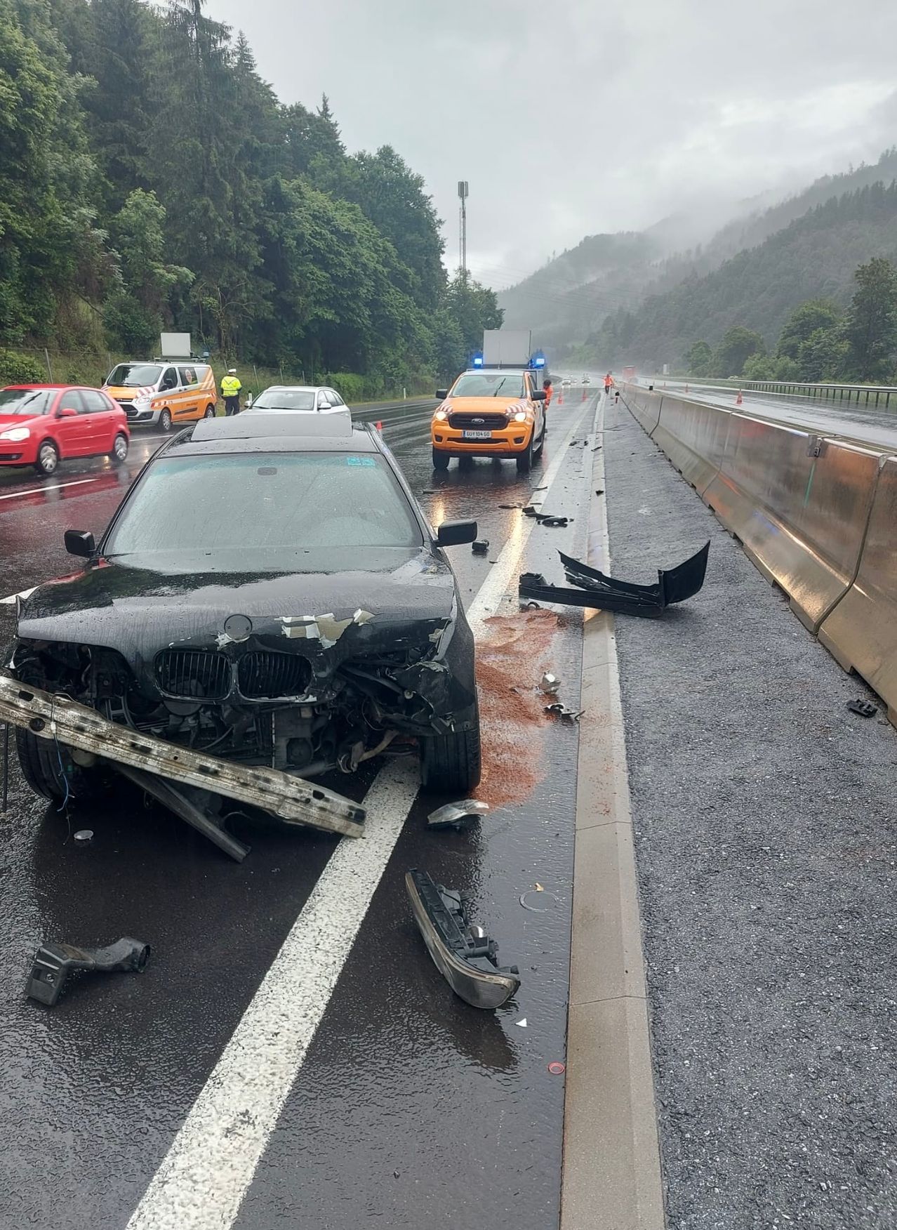 Bild enthält, Car, Transportation, Vehicle, Person, Boat, Machine, Wheel, Car - Exterior, Car Front - Damaged