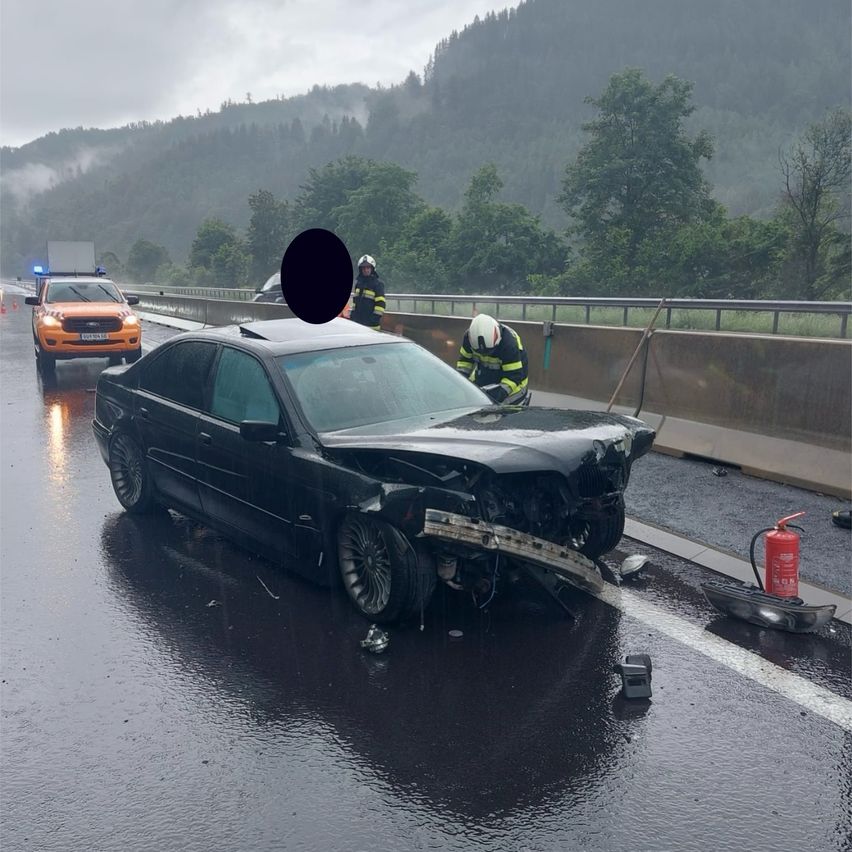 Bild enthält, Car, Transportation, Vehicle, Helmet, Person, Machine, Wheel, Car - Exterior