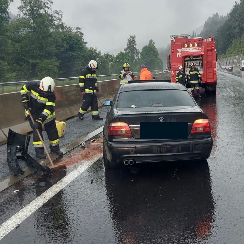 Bild enthält, Helmet, Person, Clothing, Footwear, Shoe, Glove, Car, Worker, Fire, Bird