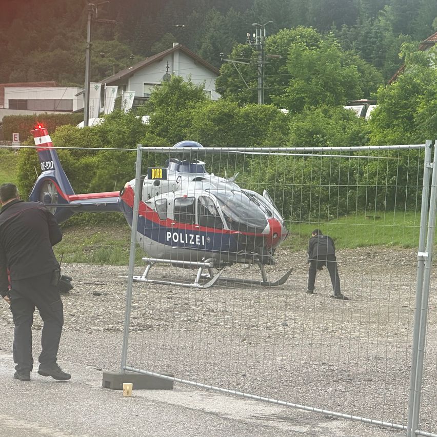 Bild enthält, Aircraft, Helicopter, Transportation, Vehicle, Adult, Male, Man, Person, Airport, Shoe