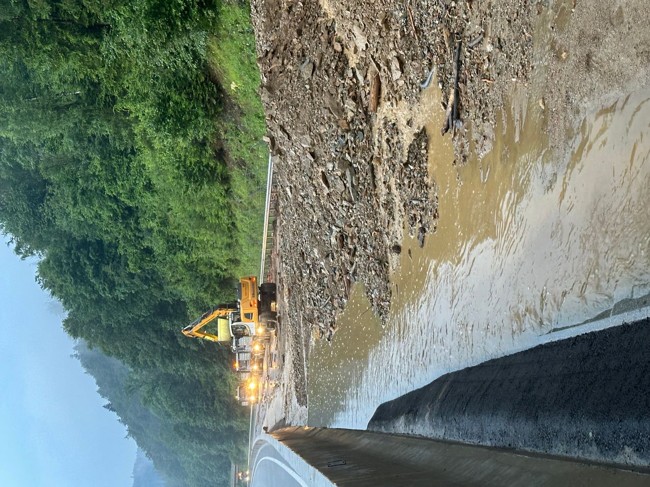 Bild enthält, Road, Plant, Tree, Outdoors, Water, Vegetation, Landslide, Nature, Land, Rainforest