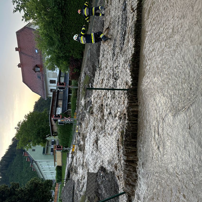 Bild enthält, Person, Water, Flood, Waterfront, Architecture, Building, Outdoors, Housing, Roof, Scenery