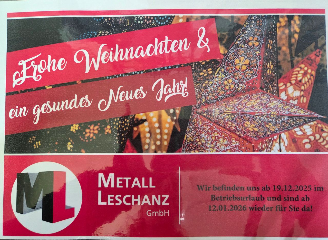 Ein rotes Plakat mit festlichen Designs bewirbt 'METALL LESCHANZ GmbH'. Es enthält eine dekorative Laterne und festliche Bänder. Die Botschaft lautet 'gesundes Neues Jahr!' und 'Weihnachten & Feiertage'. Öffnungszeiten sind ab 19:00 geschlossen.