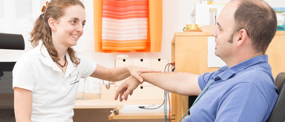 Bild enthält, Chair, Furniture, Person, Adult, Male, Man, Head, Conversation, Necklace, Face