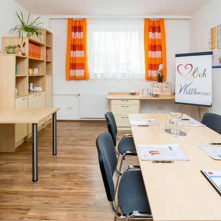 Bild enthält, Indoors, Interior Design, White Board, Office, Furniture, Table