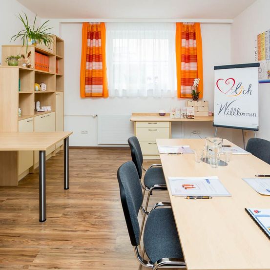 Bild enthält, Indoors, Interior Design, White Board, Office, Furniture, Table
