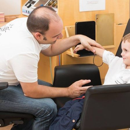 Bild enthält, Adult, Male, Man, Person, Boy, Child, Hairdresser, Haircut, Face, Head