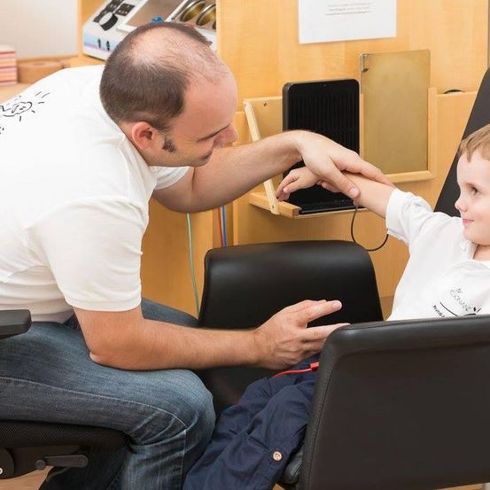 Bild enthält, Adult, Male, Man, Person, Boy, Child, Hairdresser, Haircut, Face, Head