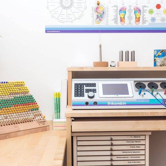 Bild enthält, Furniture, Table, Desk, Computer Hardware, Electronics, Hardware, Indoors