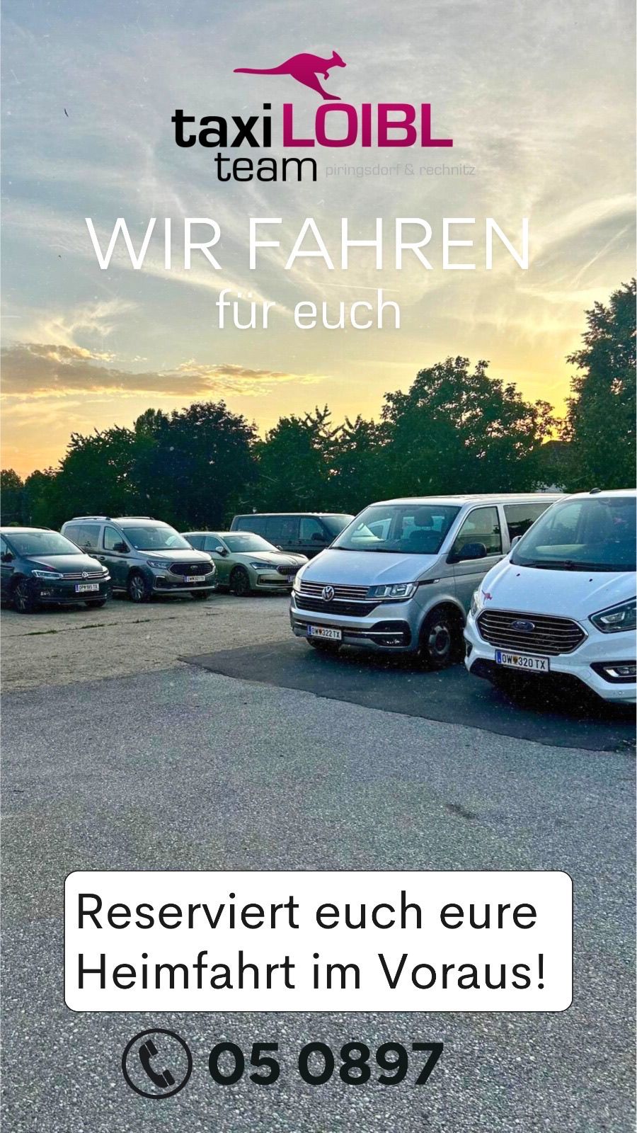 Ein Parkplatz mit mehreren geparkten Fahrzeugen an einem sonnigen Tag. Im Hintergrund befinden sich Bäume. Der Text lautet 'Wir arbeiten für euch'.