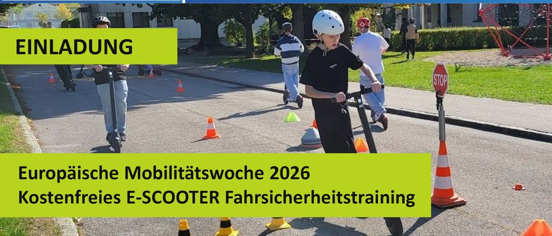 Plakat für einen kostenlosen E-Scooter-Sicherheitskurs in Allerehiligen bei Wildon, Österreich. Die Veranstaltung ist Teil der Europäischen Mobilitätswoche 2026. Es zeigt eine Gruppe von Menschen, die E-Scooter auf einer asphaltierten Straße mit Verkehrskegeln und einem Stoppschild fahren. Das Plakat enthält Details wie Datum, Uhrzeit und Ort der Veranstaltung.