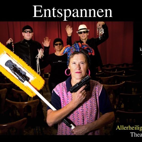 Ein Plakat für eine Theaterproduktion zeigt eine Frau mit einer Pistole und einem Wischer. Dahinter stehen mehrere Personen in Schwarz gekleidet und mit Sonnenbrillen. Der Titel lautet 'Entspannen'. Der Text darunter lautet 'Allerheiligen spielt Theater'.
