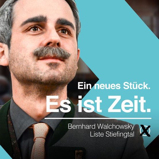 Ein Mann mit einem Schnurrbart schaut nach vorne. Er trägt einen Anzug mit einer gemusterten Krawatte. Der deutsche Text lautet 'Ein neues Stück. Es ist Zeit.' Unten im Bild stehen die Namen 'Bernhard Walchowsky' und 'Liste Stiefingtal'.