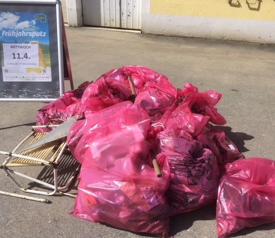 Ein Haufen pinker Plastiktüten mit einem kaputten Stuhl und einem Schild mit dem Wort "Mittwoch" und dem Datum 11.4.