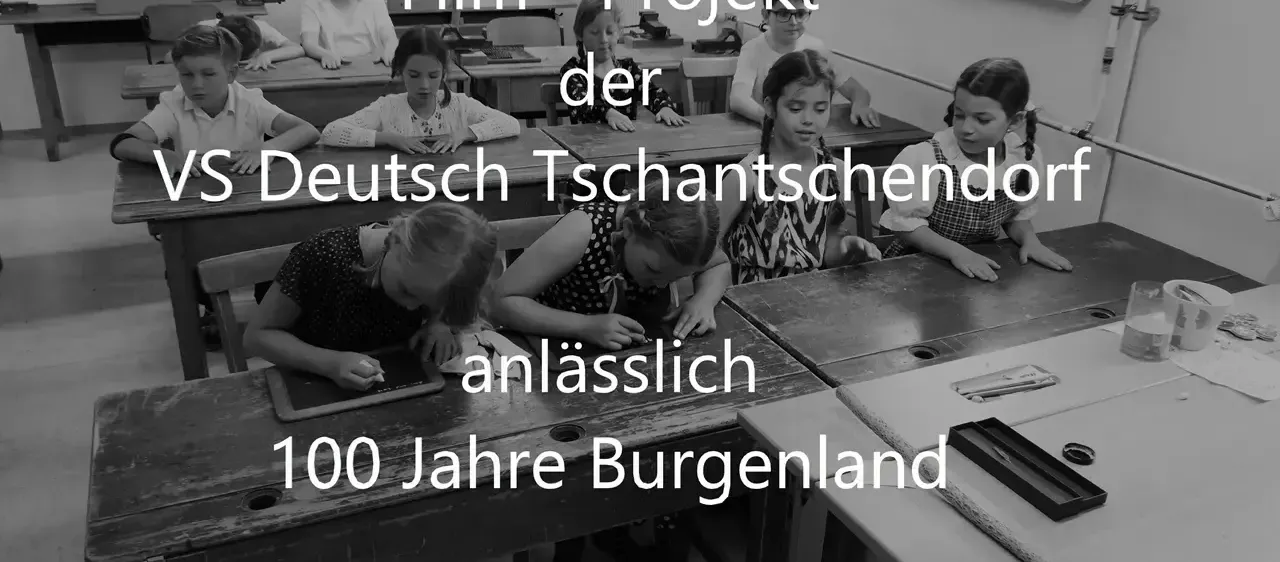 Ein Schwarz-Weiß-Foto von Kindern, die in einem Klassenzimmer an Schreibtischen sitzen, mit dem Text "Film - Projekt der VS Deutsch Tschantschendorf anlässlich 100 Jahre Burgenland".