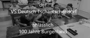 Ein Schwarz-Weiß-Foto von Kindern, die in einem Klassenzimmer an Schreibtischen sitzen, mit dem Text "Film - Projekt der VS Deutsch Tschantschendorf anlässlich 100 Jahre Burgenland".