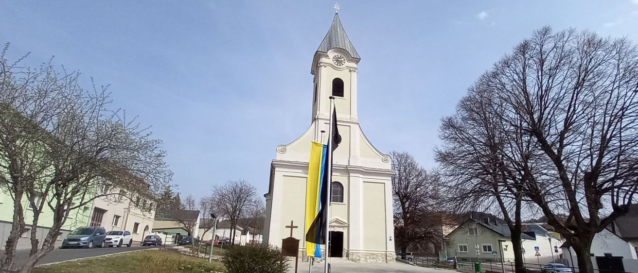 Bild enthält, Bell Tower, Spire, Arch, Gothic Arch, Outdoors, Shelter, Grass, Monastery, Clock Tower, Car