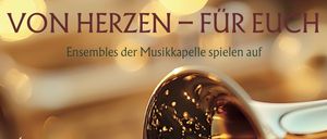 Eine goldene Trompete mit Reflexion steht im Vordergrund. Der Text lautet 'VON HERZEN - FÜR EUCH' und 'Zum Weihnachtsalbum'. Das Bild ist verschwommen mit Lichtern im Hintergrund.