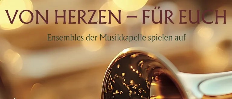 Eine goldene Trompete mit Reflexion steht im Vordergrund. Der Text lautet 'VON HERZEN - FÜR EUCH' und 'Zum Weihnachtsalbum'. Das Bild ist verschwommen mit Lichtern im Hintergrund.