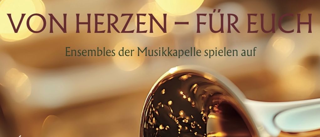 Eine goldene Trompete mit Reflexion steht im Vordergrund. Der Text lautet 'VON HERZEN - FÜR EUCH' und 'Zum Weihnachtsalbum'. Das Bild ist verschwommen mit Lichtern im Hintergrund.