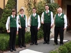 Bild enthält, Vest, People, Person, Shirt, Adult, Male, Man, Boy, Teen, Lifejacket