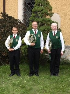 Bild enthält, People, Person, Adult, Male, Man, Brass Section, Horn, Musical Instrument, Grass, Face