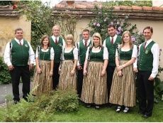 Bild enthält, Adult, Male, Man, Person, People, Female, Woman, Vest, Face, Outdoors