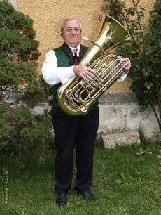 Bild enthält, Brass Section, Horn, Musical Instrument, Tuba, Person, Face, Head