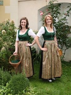 Bild enthält, Lady, Person, Costume, Adult, Female, Woman, Skirt, Fashion, Blouse, Face