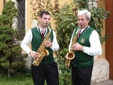 Bild enthält, Clothing, Vest, Adult, Male, Man, Person, Musical Instrument, People, Face, Saxophone