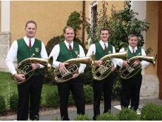 Bild enthält, People, Person, Group Performance, Music Band, Musical Instrument, Horn, Tuba, Adult, Male, Man